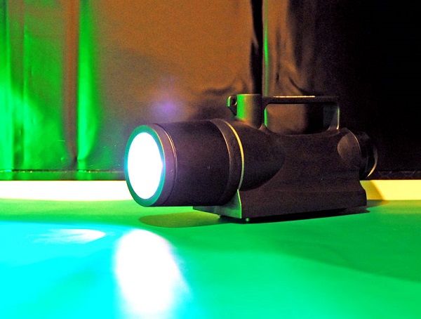 ポラリオンライトで表面についたゴミを確認｜シーズシー株式会社